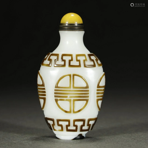 A VERY FINE GLASS SNUFF BOTTLE