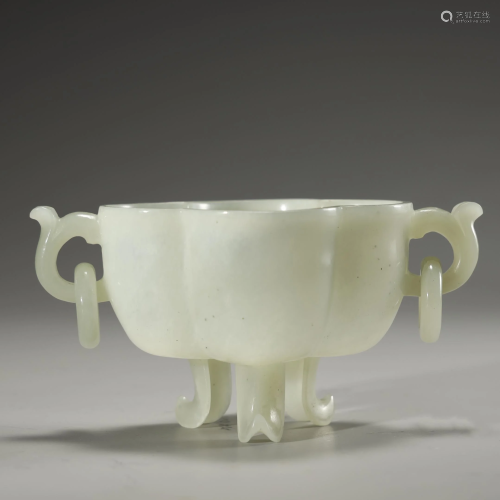 A MAGNIFICENT CARVED WHITE JADE CUP