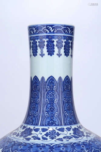 Blue And White Porcelain Vase,Qing Dynasty