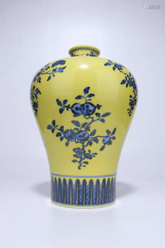 Yellow Glazed Porcelain Vase,Qing Dynasty