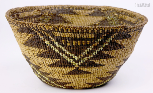 A Klamath-Modoc monochrome basket