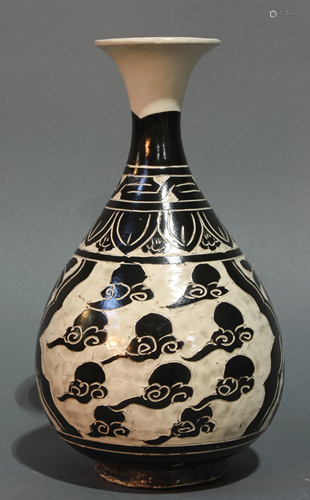 Chinese Cizhou Sgraffiato carved vase