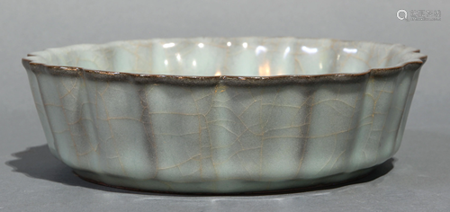 Chinese Guan-type crackle glaze brushwasher