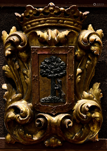 A giltwood wall hanging crest