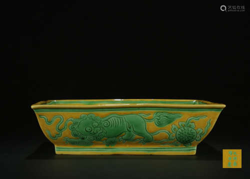 Ming dynasty Fahua cai glaze plate with beast pattern