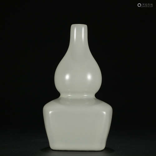 Qing dynasty white glaze bottle gourd