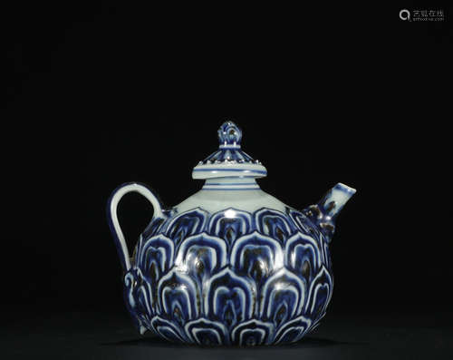 Qing dynasty blue and white teapot with flowers pattern