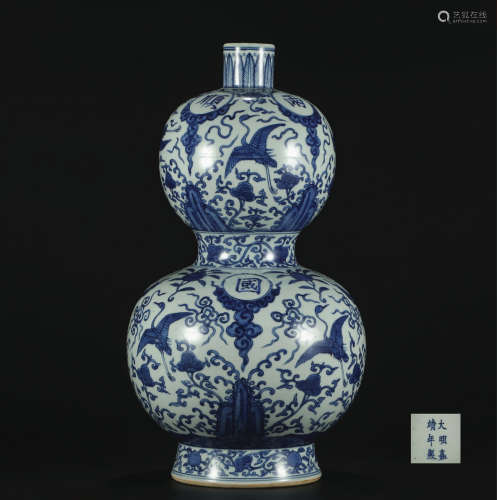 Ming dynasty blue and white bottle with flowers and birds pattern