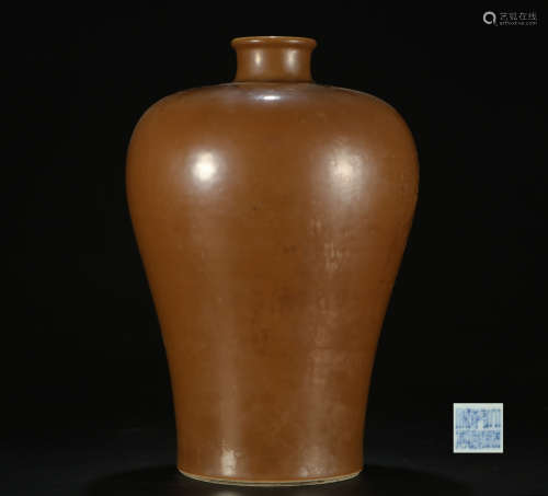 Qing dynasty bean-sauce-coloured glaze bottle