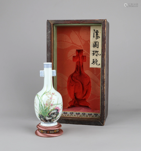 A FALANGCAI VASE, QIANLONG MARK, LABELED '…