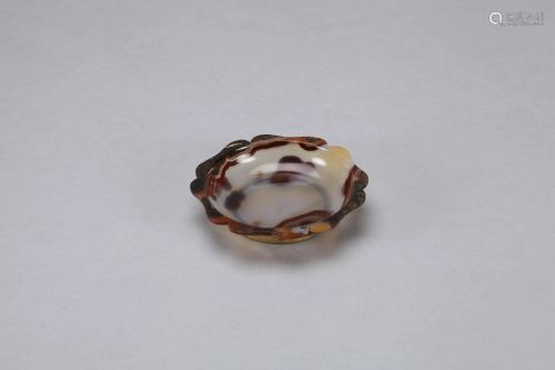 A CHINESE AGATE LOBED DISH, 17TH CENTURY