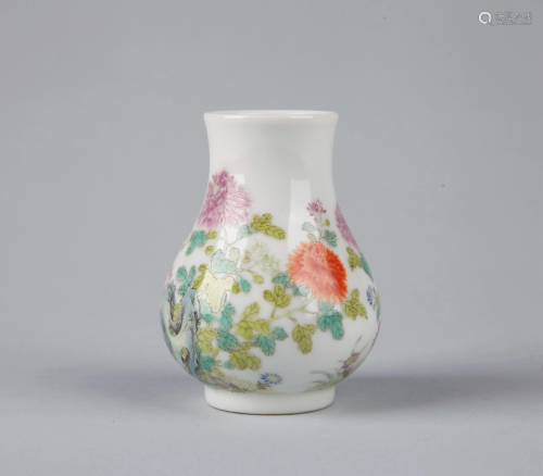 A SMALL CHINESE FAMILLE ROSE VASE, QIANLO…