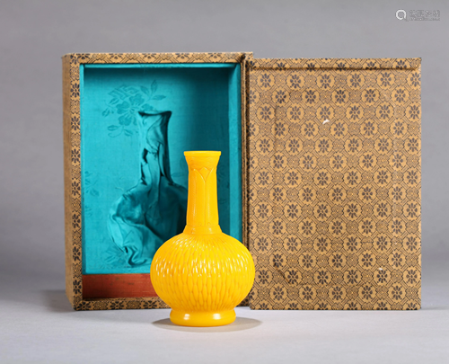 A CHINESE YELLOW PEKING GLASS VASE, QIANL…