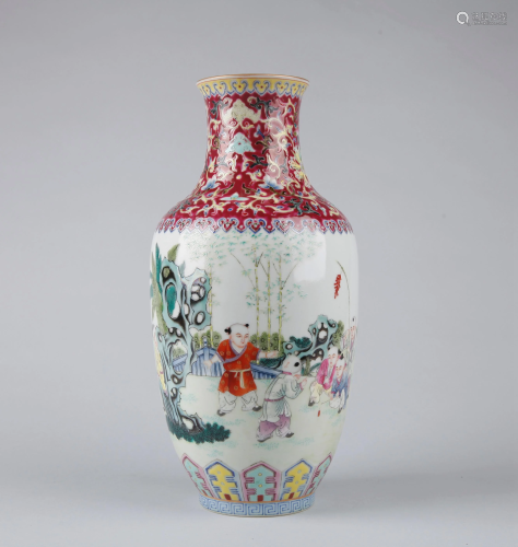 A CHINESE FAMILLE ROSE SGRAFFITO VASE, QIAN…