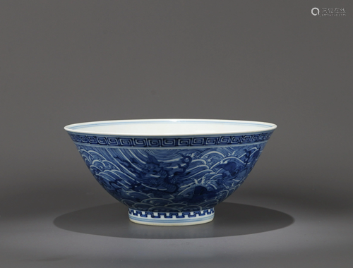 A LARGE CHINESE BLUE AND WHITE BOWL, GU…