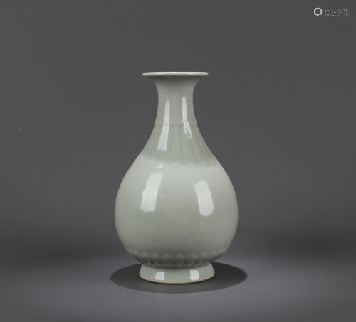 A CHINESE RU TYPE PEAR SHAPED VASE, QING D…