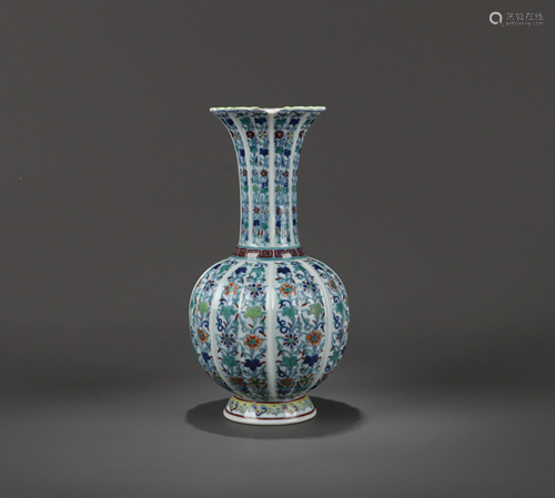 A CHINESE DOUCAI PETAL-MOLDED VASE, CHENG…