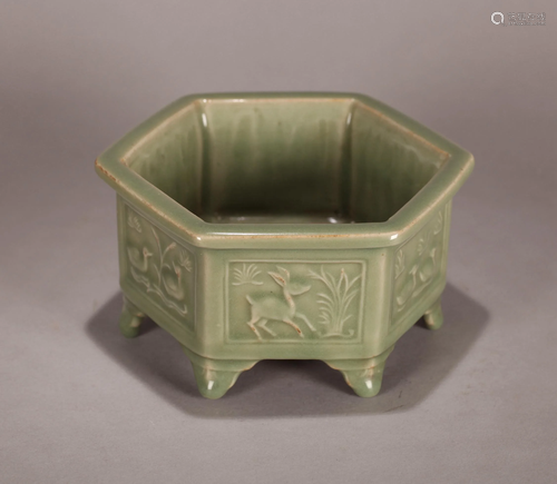 A CHINESE LONGQUAN CELADON CEN…