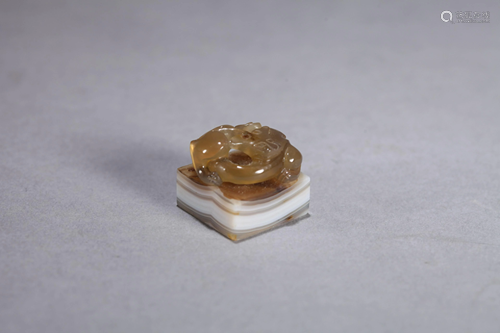 A CHINESE CARVED AGATE SEAL, 19TH CENTURY