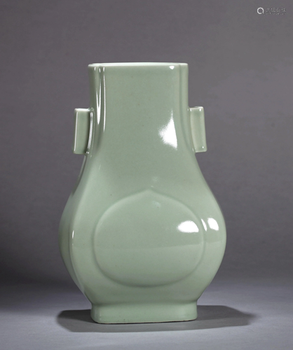 A CHINESE CELADON GLAZED VASE, DAOGUANG …