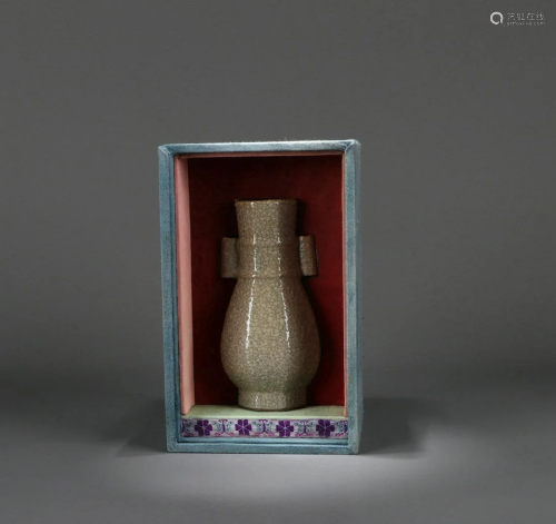 A CHINESE GE TYPE VASE, MING DYNASTY