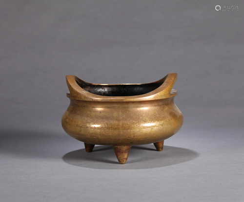 A CHINESE BRONZE TRIPOD CENSER, 17TH CENT…