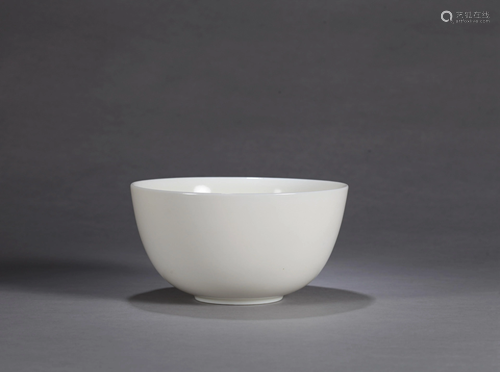 A CHINESE BLANC-DE-CHINE BOWL, 17TH CENTURY