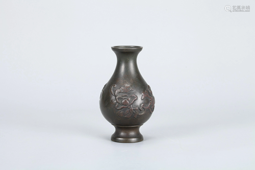 A SMALL CHINESE BRONZE VASE, QING DYNASTY