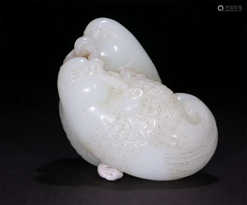 A CHINESE CARVED HETIAN JADE ORNAMENT