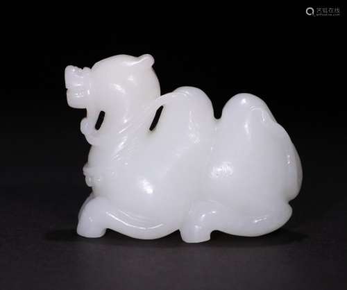 A CHINESE HETIAN WHITE JADE CARVING