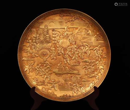 A CHINESE GILDING ORNAMENTAL PLATE