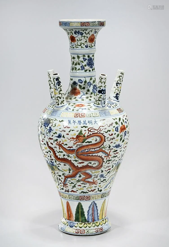 Chinese Wucai Porcelain Vase