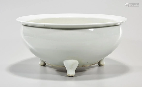 Chinese Porcelain Tripod Basin