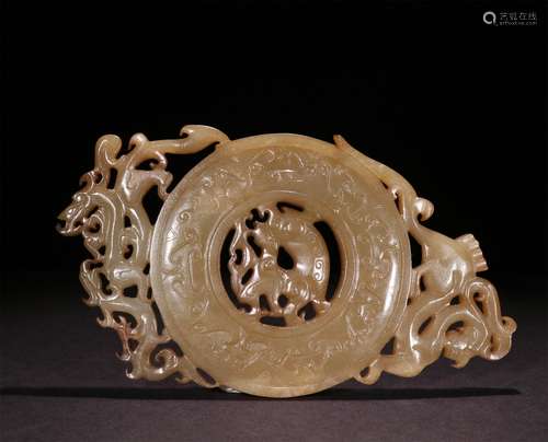 A CHINESE HETIAN JADE CARVING