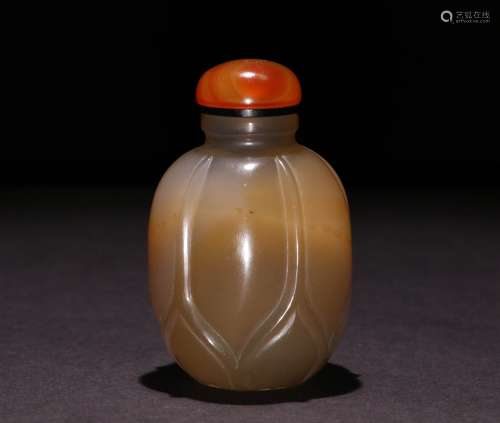 A CHINESE NATURAL AGATE SNUFF BOTTLE