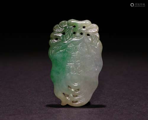 A CIHINESE GREEN JADE FASTING PENDANT