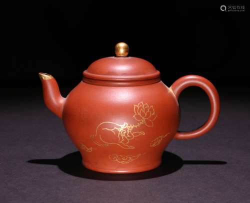 A CHINESE BOCCARO TEAPOT PAINTING IN GOLD