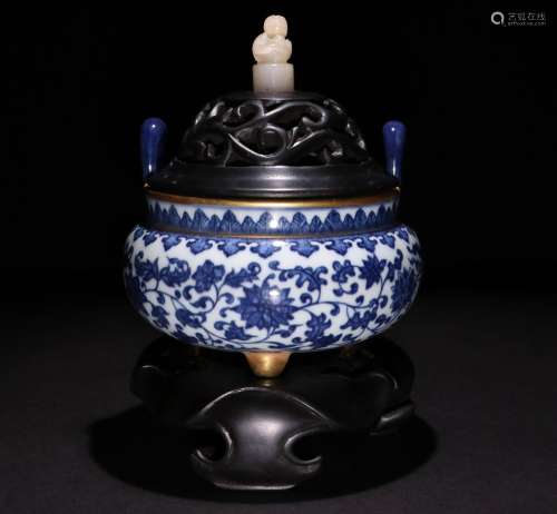 A CHINESE BLUE AND WHITE GILTING INCENSE BURNER