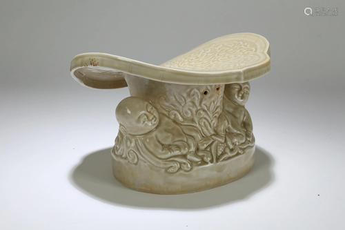 A Chinese Joyful-kid Porcelain Display Stand