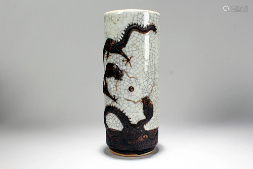 A Chinese Dragon-decorating Crack-style Porcelain