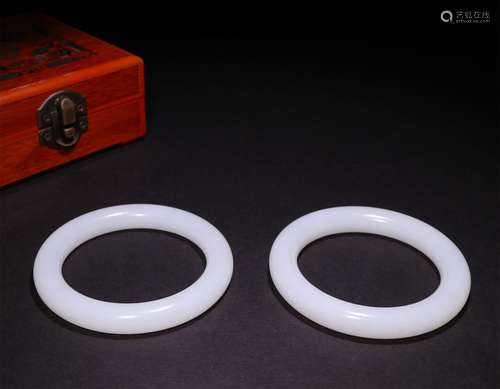 A PAIR OF CHINESE HETIAN WHITE JADE BRACELETS