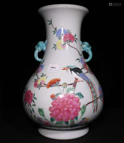 A CHINESE FAMILLE ROSE PORCELAIN BOTTLE