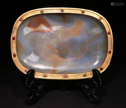 A CHINESE AGATE  INLAID GOLD PLATE