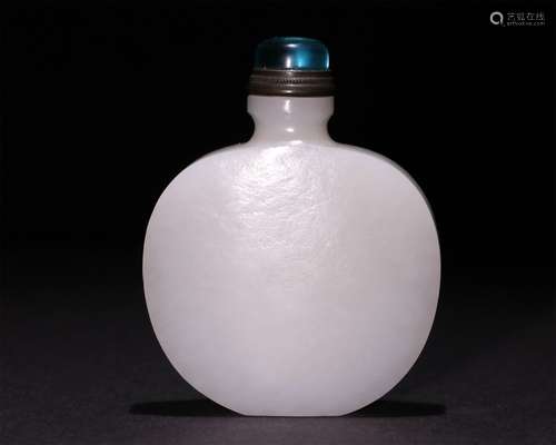 A CHINESE HETIAN JADE SNUFF BOTTLE