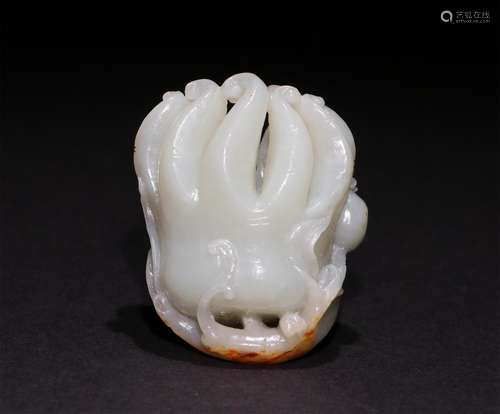 A CHINESE HETIAN JADE CARVING