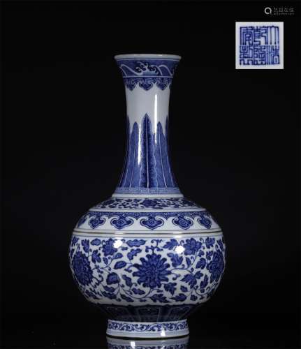 A QING QIANLONG DYNASTY BLUE AND WHITE VASE