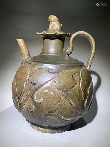 A SONG DYNASTY YUE KILN HOLDING POT