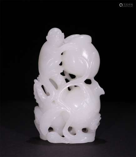 A QING DYNASTY HETIAN WHITE JADE CARVING