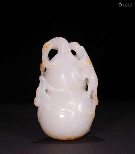 A QING DYNASTY HETIAN JADE  GOURD CARVING