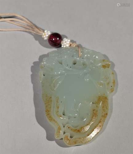 A QING DYNASTY WHITE JADE PENDANT